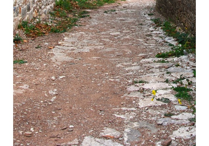 Μονοπάτι με χώμα και παλιό πλακόστρωτο