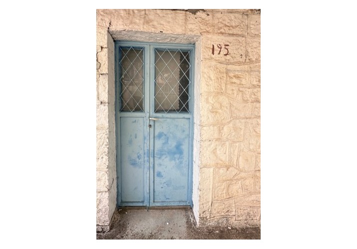 Εξωτερική μονόφυλλη πόρτα (κύρια είσοδος). Μεταλλική πόρτα με ανοίγματα.
