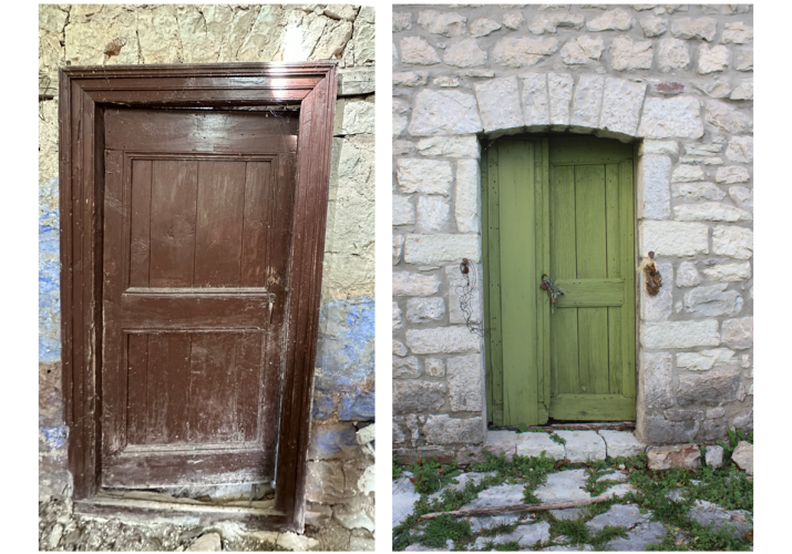 Μονόφυλλες ξύλινες καρφωτές πόρτες με ανακουφιστικό χαμηλό τόξο.

