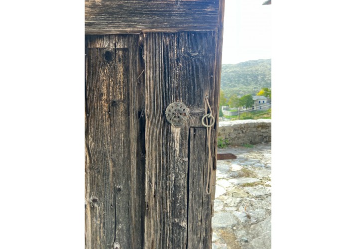 Λεπτομέρεια ξύλινης πόρτας