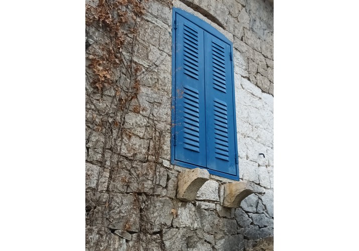 Νέα μεταλλικά παντζούρια στην εξωτερική παρειά του τοίχου