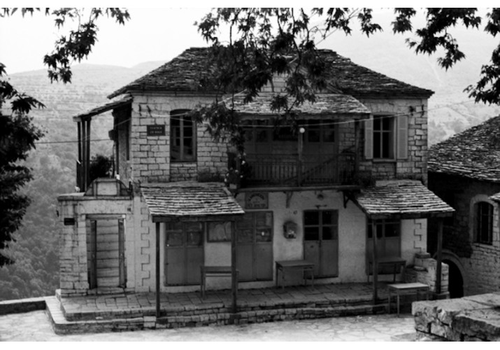 Το κτίριο στο παρελθόν
Πηγή: https://maxmag.gr/agnosti-ellada/kalarrytes-petradi-tis-ipirou-meros/