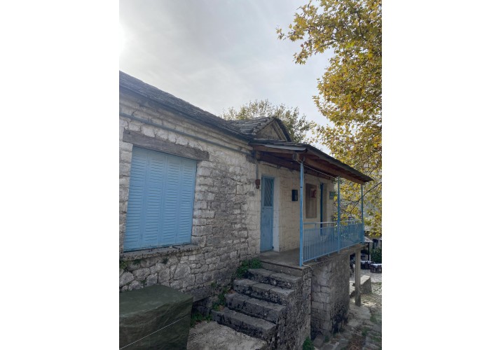 Εξωτερική πέτρινη σκάλα αστυνομικού τμήματος 