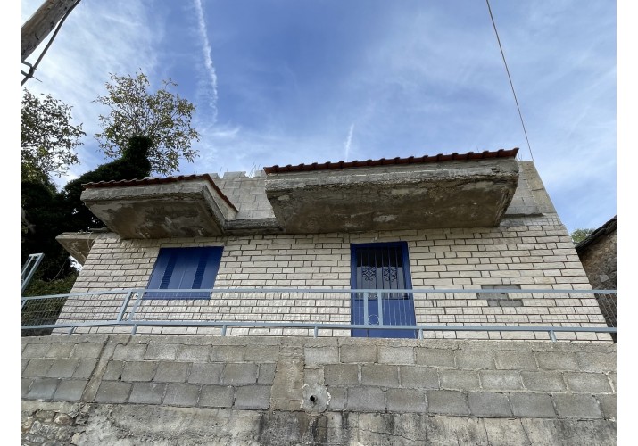 κατοικία από οπλισμένο σκυρόδεμα και τσιμεντόλιθους με επίπεδο δώμα