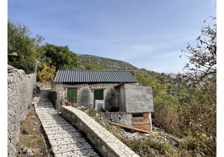 προσθήκη από σκυρόδεμα και τούβλο/ στέγη από μεταλλικά κεραμίδια