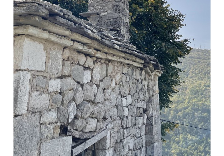 Πρέκι που υποστηρίζεται από πρόσθετα στοιχεία για να μην καταρρεύσει