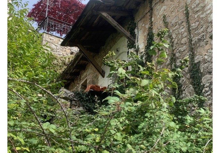 Προέκταση τμήματος της στέγης στη είσοδο