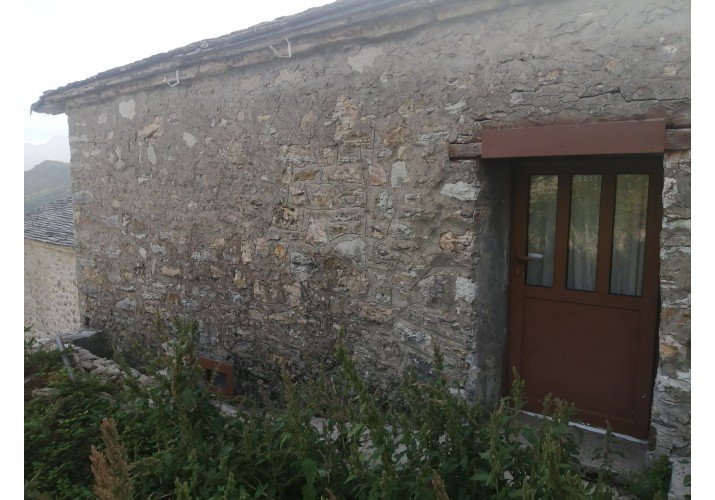 Υποχώρηση και ρωγμή πάνω από το πρέκι