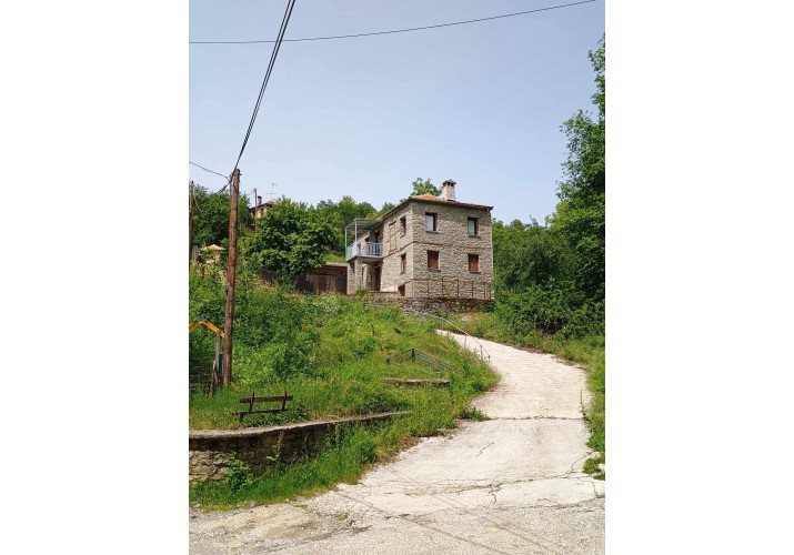 Σύνδεση του κατώτερου κεντρικού δρόμου της περιοχής με ένα κάθετο δρόμο 