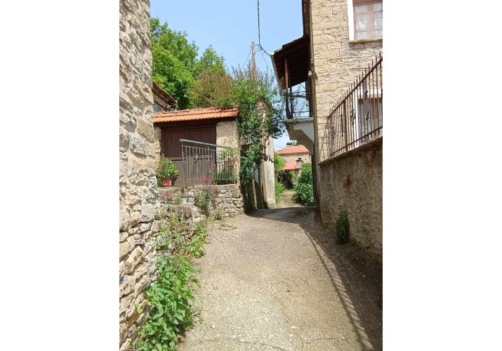 Τμήμα της δυτικής όψης του μεσαίου δρόμου της περιοχής