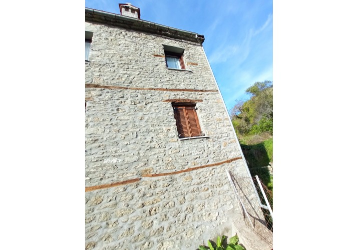 Αντικατάσταση κουφωμάτων με μεταλλικά κουφώματα και ξύλινα πατζούρια