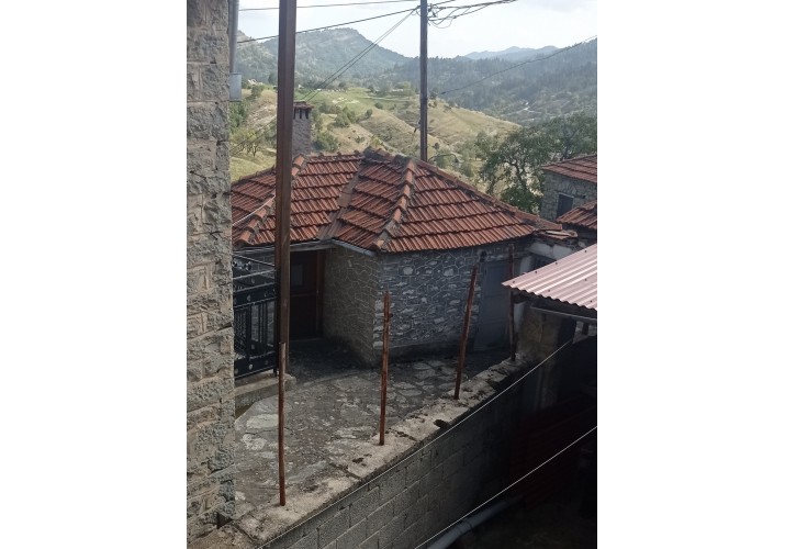 Αντικατάσταση των παραδοσιακών σχιστολίθινων στεγών με νέες κεραμοσκεπές ή επικάλυψη του ξύλινου σκελετού με λαμαρίνα​