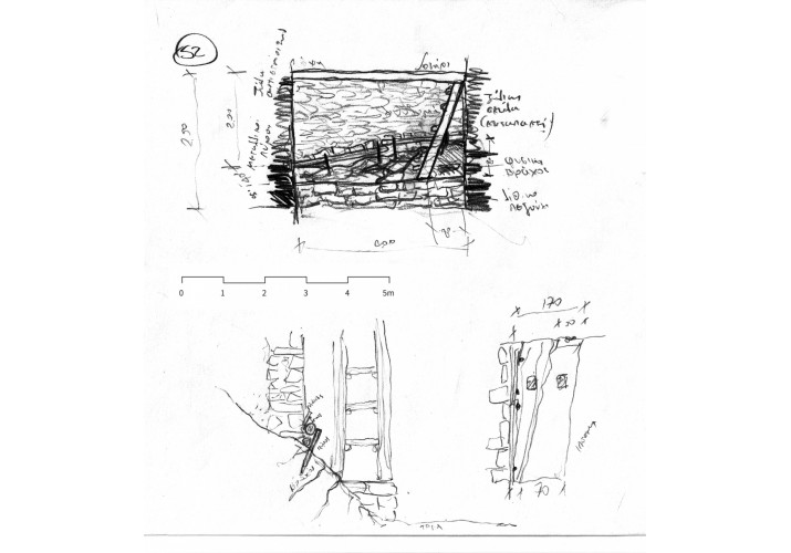 Κροκί αποτύπωσης θεμελίωσης. Ο φυσικός βράχος διατρυπάται από σιδηρούς πίρους, πάνω στους οποίους στηρίζονται ξύλινα δοκάρια που με τη σειρά τους υποστηρίζουν τον αναλημματικό τοίχο.