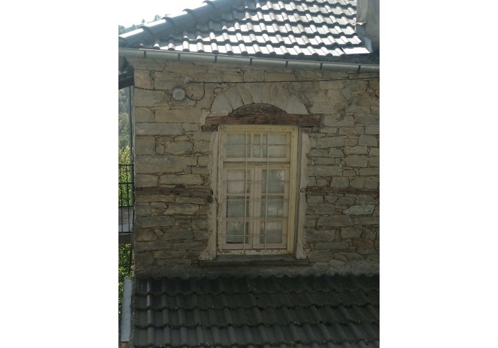 Το παράθυρο με το ξύλινο τύμπανο στο τόξο