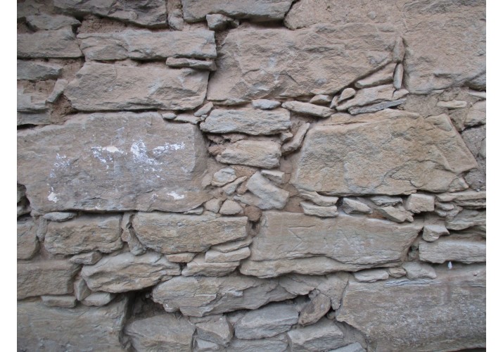 Εξωτερική τοιχοποιία κτιρίου με πέτρες της περιοχής.