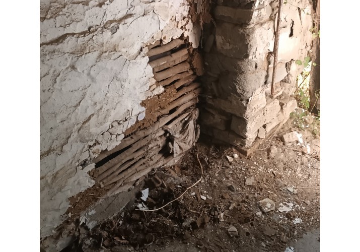 Οι οριζόντιες λεπτές δοκοί, γεμισμένες με χώμα που περιέχει άχυρο και τρίχες, επιχρισμένες με ασβεστοκονίαμα.