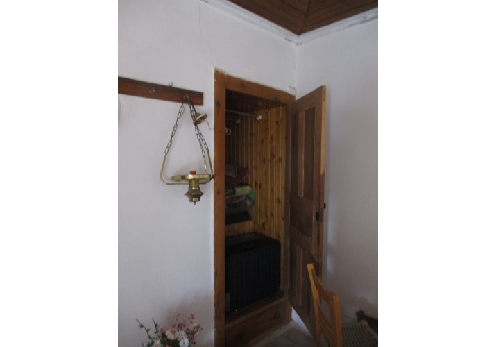3. Ντουλάπι εντοιχισμένο πάνω από την σκάλα, οπτική από το εσωτερικό του δωματίου, κτίριο 14.