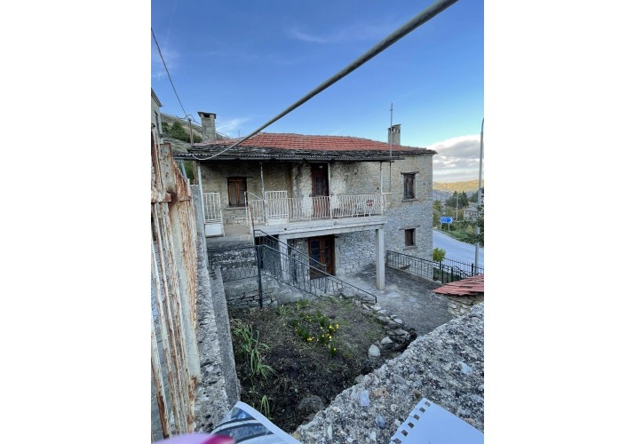 Δύο αυλές σπιτιού, μια στο ισόγειο, μια στον όροφο