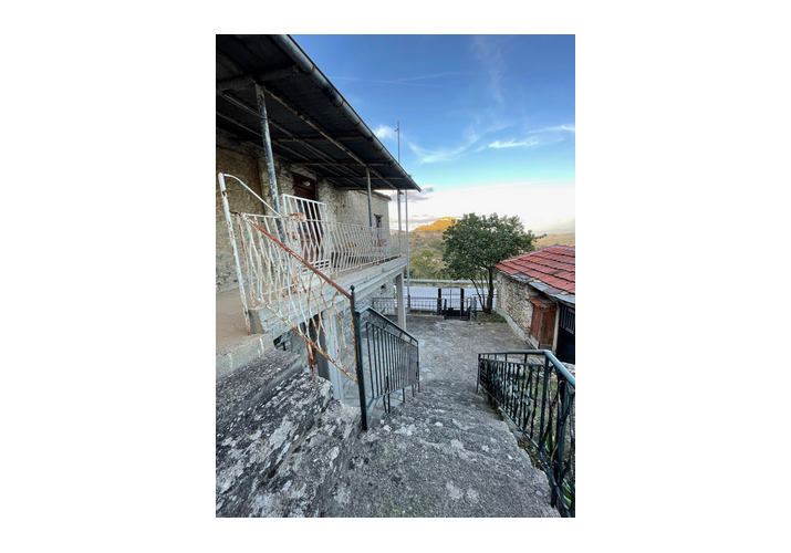 Κοινή αυλή δύο κτισμάτων 