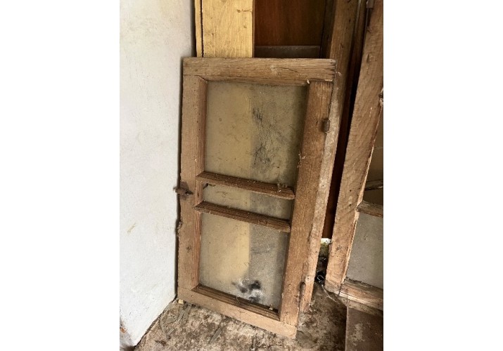 Μεταγενέστερα παραθυρόφυλλα με τζάμι, καϊτια και μεντεσέδες 