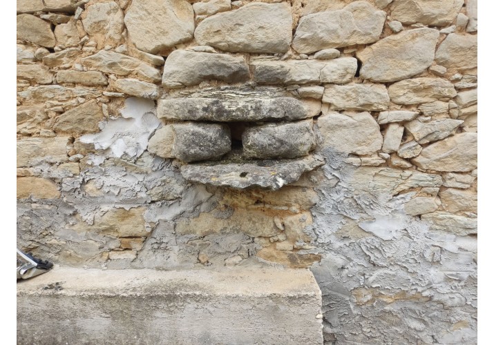 Νεροχύτης στην εξωτερική τοιχοποιία κατοικίας 