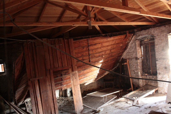 η αρχική στέγη έχει καταρρεύσει και αντικατασταθεί από καινούργια ξύλινη μιμούμενη την παραδοσιακή - κτήριο 8