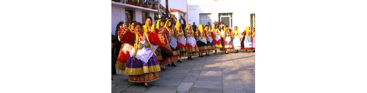Χορός στην πλατεία με τις χαρακτηριστικές παραδοσιακές γυναικείες στολές