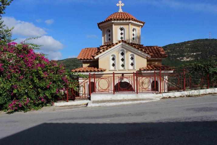 Εκκλησία πάνω στον κεντρικό δρόμο