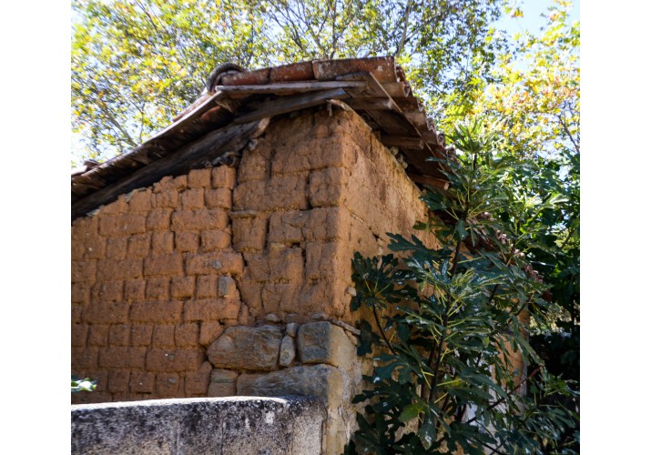 Λεπτομέρεια πλίνθινης τοιχοποιίας με λίθινη βάση 