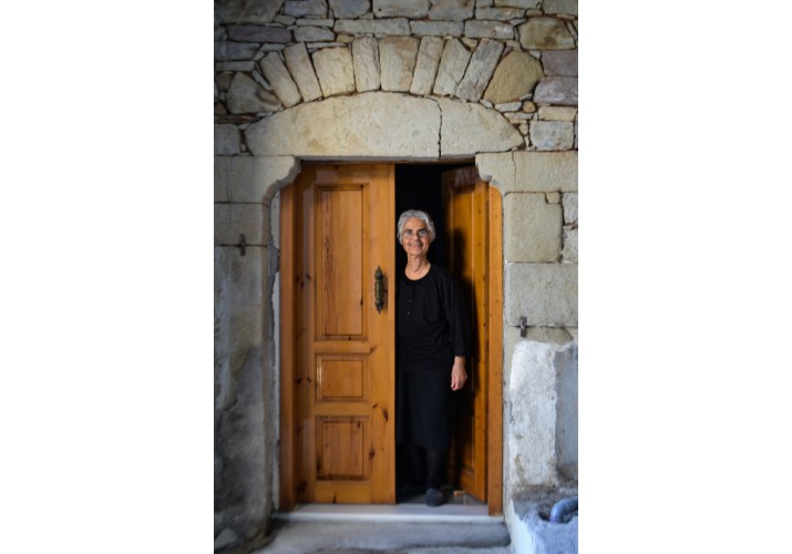 Η κυρία Ολυμπία στην εξώθυρα του σπιτιού της