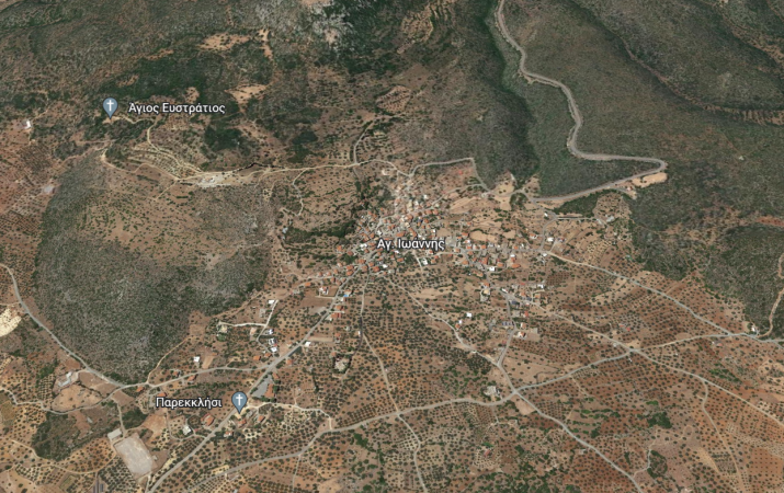 Αεροφωτογραφία οικισμού, με τον ελικοειδή δρόμο που τον διατρέχει