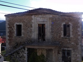 συμμετρία στα ανοίγματα του σχολαρχείου