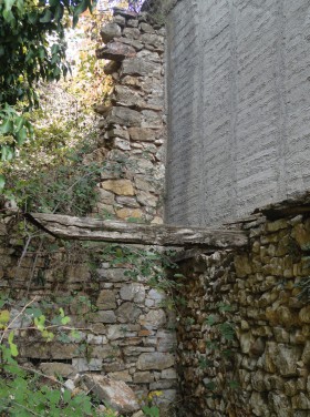 τοιχοποιία υπό κατάρρευση