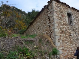 Ρωγμή από καθίζηση αμέσως πίσω από τους γωνιόλιθους