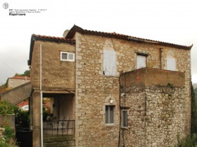 Μεταγενέστερη προσθήκη όγκου με σύμμικτη κατασκευή. Προσθήκη κουφωμάτων αλουμινίου.