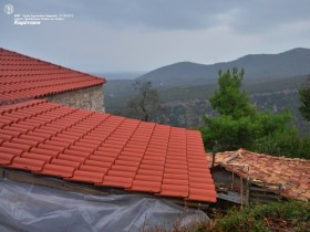 Ανακατασκευασμένη στέγη μπροστά από αναλλοίωτη με βυζαντινό κεραμίδι
