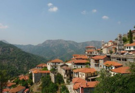 Άποψη του χωριού (ερχόμενοι από τη Βυτίνα)
