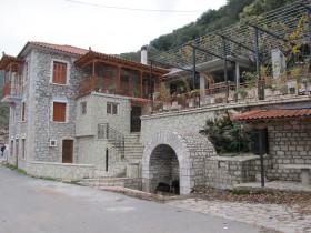 Υπερυψωμένη αυλή με θέα προς το δρόμο