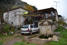 Ανοιχτή αυλή με κοινόχρηστη βρύση 
