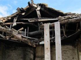 Κατεστραμμένος σκελετός στέγης