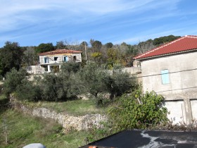 Στο βάθος, κατοικία που πραγματοποιούνται εργασίες συντήρησης 