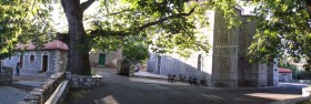 Πλατεία οικισμού (από αριστερά:το Καφενείο, ο Ι.Ν. Αγ. Γεωργίου και το Σχολείο)
