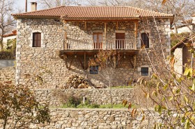 Αντικατάσταση εξώστη στο κτίσμα Αα'3