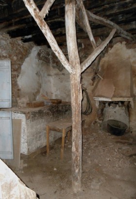 Ξύλινο υποστύλωμα υποβοηθά τη στήριξη του πατώματος