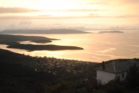 Θέα από το Λαύκο προς τη Μηλίνα.
