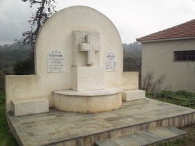 Μνημείο για τους πεσόντες δίπλα στο Μουσείο του ραδιοφώνου