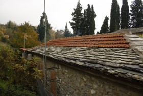 Συχνά παρατηρείται η μίξη παραδοσιακών κεραμιδιών με άλλων