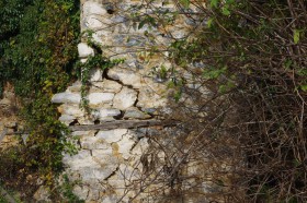 Αποτυχημένη εγκάρσια σύνδεση πέτρινου τοίχου,χωρις συνοχη