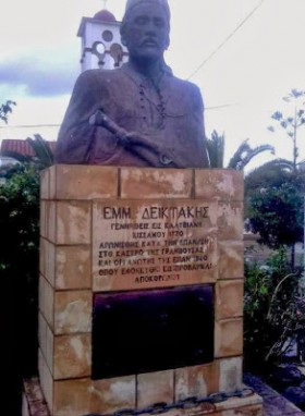 Η προτομή του Μανόλη Δεικτάκη στην πλατεία της Καλυβιανής.