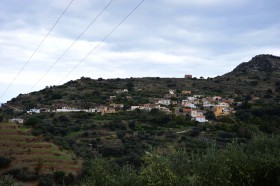 Το φαράγγι κάτω από την Πολυρρήνια